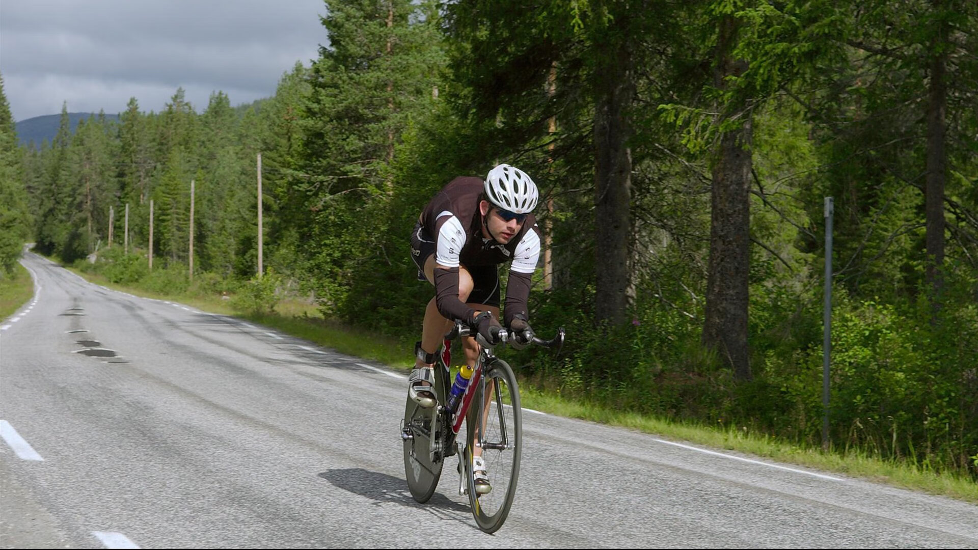 赛道上的逆袭，阿隆索领航雷诺绝地反击，力压迈凯伦夺胜